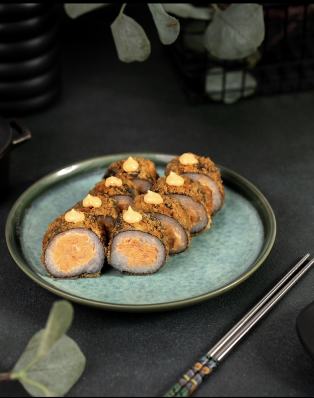 Salmon tempura hot roll