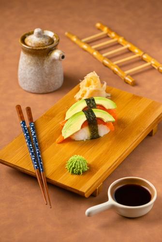Nigiri salmon avakado
